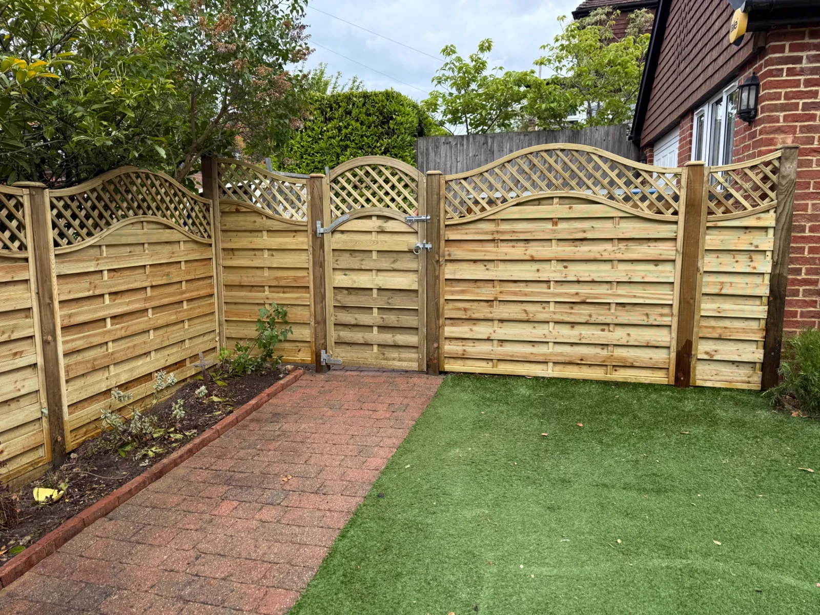 Wave trellis top garden gate matching new fence panels